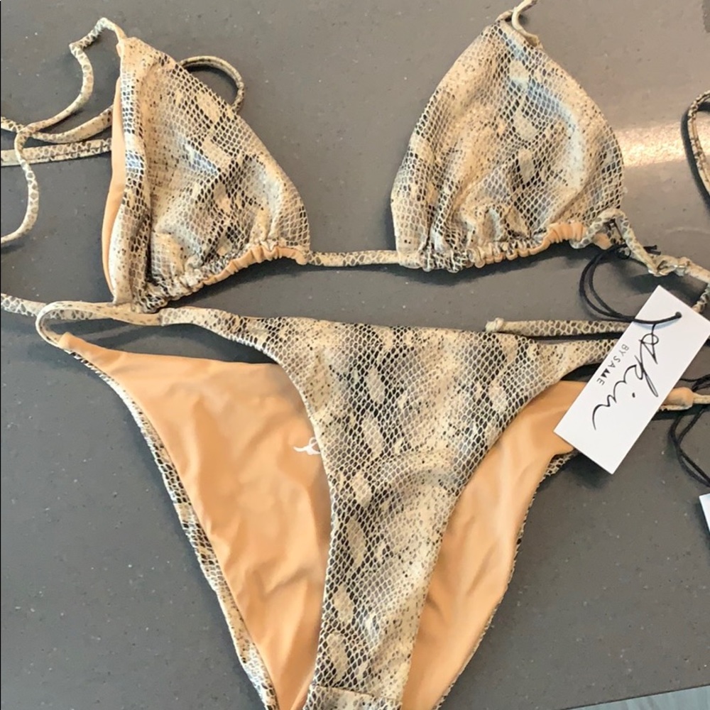Skin by same bikini size large top and bottom